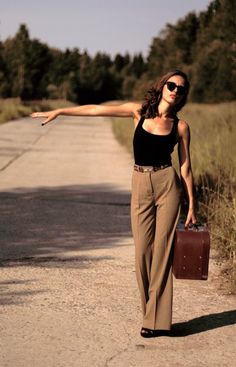 Love the whole outfit High Waisted Pants Outfit, Realistic Goals, Office Outfits Women, Looks Street Style, Outfit Trends, Street Style Inspiration, Mode Inspo, Looks Chic, Look Vintage