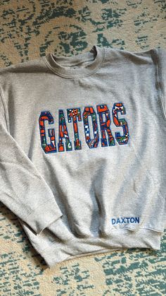 Vintage Golf Sweatshirt, Sporty Orange Sweatshirt With Letter Print, Cute College Merch, Patchwork College Sweatshirt, University Of Florida Gameday Outfit, Diy College Sweatshirt, Diy College Apparel, School Sweatshirts Designs, Diy Crewneck Sweatshirt Ideas