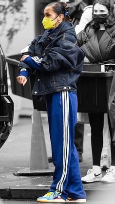 Bella Hadid Autumn Style, Trackpant Outfit Street Style, Bella Hadid Iconic Outfits, Bella Hadid Street Style Winter, Bella Hadid Adidas, Bella Hadid Winter, Bella Hadid 2022, Bella Hadid Winter Outfits, Bella Hadid Outfits Street Style