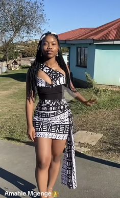 Africa Day Outfits, Traditional Zulu Dresses, Black And White Traditional Attire, Xhosa Outfits Traditional Dresses, Baccalaureate Dress, Xhosa Outfits, Xhosa Outfits For Women, Zulu Attire, Short Traditional Dresses African