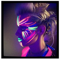 Glow in the dark & neon                                                                                                                                                                                 More Outfits For Glow In The Dark Party, Glow In The Dark Make Up Ideas, Glow In The Dark Face Paint Ideas, Glow In The Dark Makeup, Glow Run, Uv Paint