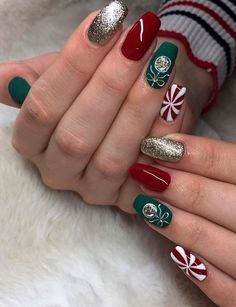 Green Christmas Nails Acrylic, Green And Red Christmas Nails, Christmas Nails Acrylic Coffin, Christmas Nails Glitter, Nails Xmas, Green And Red Christmas, Shiny Nails Designs