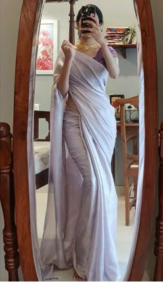 Plain Saree For Farewell, Saari Designs Latest For Girls Farewell, Simple Saree Designs Party Wear, Girls In Saree Aesthetic, Plain Saree Look, South Indian Outfits, Saari Designs Latest, Sarees Aesthetic, Saree For Girls Farewell