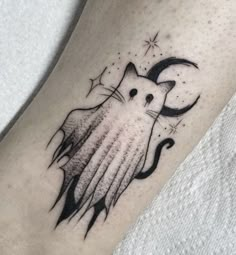 a black and white cat tattoo on the leg with stars in it's eyes