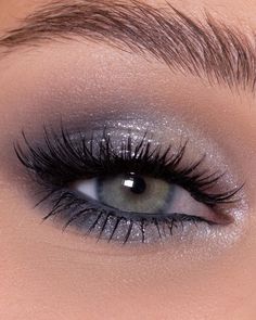 Light Smokey Eye Makeup Blue Eyes, Feyre Starfall Makeup, Blue Eyes With Pink Eyeshadow, Robert Welsh Eyeshadow, Homecoming Eyeshadow Looks, Prom Makeup For Blue Eyes Blue Dress, Grey Makeup Looks, Machiaj Smokey Eyes, Teknik Makeup