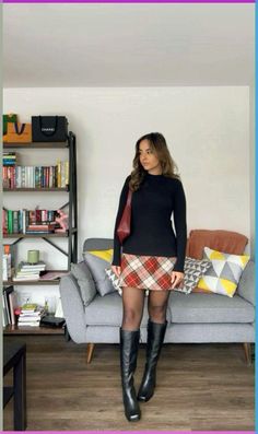 Fall fashion ideas. Plaid mini skirt and knee high boots. Red bag. Plaid Mini Skirt Outfit, Autumn Outfit Inspiration, Skirts And Boots, Fall Fashion Ideas, Chic Office Wear, Maternity Chic, Summer Style Guide, Skirts With Boots