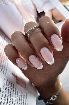 White French Tip Round Nails, Pink Nail White Tip, La French Nails, French Tip Nails Pink And White, Pink Nails White Tips, White French Manicure Designs, Oval French Manicure, French Nails Pink And White, French Manicure Oval Nails