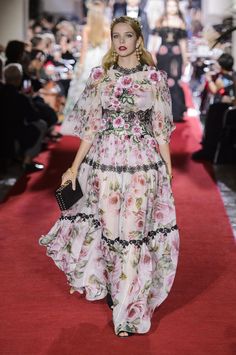 Défilé Dolce & Gabbana The Secret Show Printemps-été 2018 Prêt... Fashion Week Trends, Ruffle Gown, Fairytale Fashion, Beautiful Summer Dresses, Floral Ruffle, Modern Outfits, Couture Dresses, Fashion Week Spring