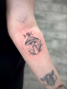 Celestial mushroom tattoo with moon phases. Dotwork Mushroom Flash, Tattoo With Moon, Triquetra Tattoo, Ankle Band Tattoo, Mujeres Tattoo, Easy Tattoo, Whimsical Tattoos