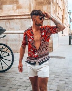 Look verão |moda masculina shorts #modamasculina #boyfashion #short 90s Men Fashion, Black Cropped Trousers, Outfits Playa, Festival Outfits Men, Stylish Mens Outfits, Men Shirt Style, Short Sleeve Shirts, Men Shirt, Mens Casual Outfits