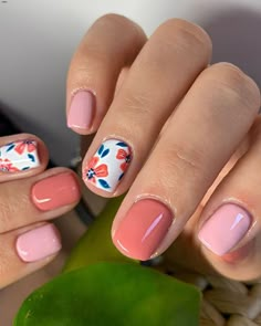 Nail Art August, August Manicure, Professional Summer Nails, August Gel Nails Ideas, August Nails Short, Floral Design Nails, Cute August Nails, August Nails 2023, Trendy Back To School Nails