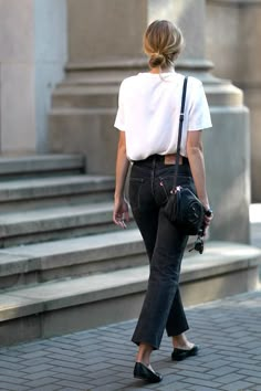 Black Denim Summer Outfit, Black Levis Outfit, Happy Hour Outfit Spring, Washed Black Jeans Outfit, Black Jeans Summer Outfit, Black Levi Jeans Outfits, Black And White Style Fashion, Black Jeans White Top, Pant Shapes