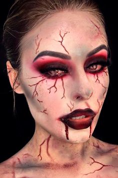 Vampire Face Paint Woman, Ideas For Face Painting, Vampire Sfx Makeup, Vampire Glam Makeup, Vampire Makeup Halloween Women, Scary Pirate Makeup, Vampire Veins, Vampire Face Painting, Vampire Make Up