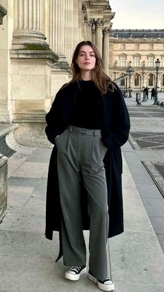 Pantalón wide leg gris
Pantalón formal recto gris
Playera negra
Abrigo largo negro
Formal casual outfit Aesthetic Lawyer, 40s Mode, Lawyer Fashion, Uni Outfits, Chic Aesthetic, Girl Needs, Looks Street Style, Modest Fashion Outfits, Looks Chic