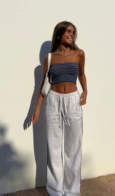 White Beachy Top For Day Out, Cute Tops For Beach Season Day Out, Casual Beach-friendly Crop Top, H&m White Beach Top, Beach Fits T-shirts & Tank Tops, Trendy Summer Outfits