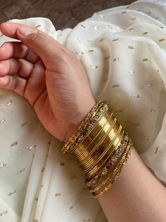 Bangels Girl Aesthetic, Bangles Setting Ideas, Gold Bangles Aesthetic, Glass Bangles Pakistani, Indian Bangles Aesthetic, Desi Bangles, Aesthetic Bangles, Bangles Aesthetic, Desi Jewellery