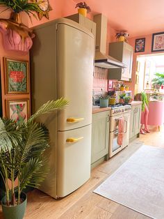 Pink and green kitchen. Quirky kitchen. Terraced house kitchen Bohemian Kitchen Decor, Boho Chic Kitchen, Latest Kitchen Trends, Deco Pastel, Retro Refrigerator, Quirky Kitchen, Retro Kitchenware, Colorful Bohemian