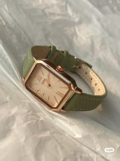 Watch Vintage Women, Cool Watches Women, Green Watches Women, Vintage Watches Women Classy, Feminine Watches, Women Watches Classy Elegant, Watches Aesthetic, Aesthetic Watches