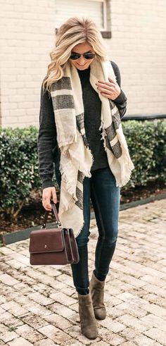 150 Fall Outfits to Copy Right Now Vol. 2 / 063 #Fall #Outfits Look Adidas, Walking Down The Street, Designer Clothing Brands, Estilo Indie, Outfits To Copy, Everyday Clothes, Skandinavian Fashion, Casual Chique, Fall Winter Wardrobe