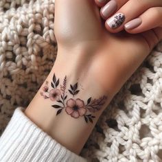 Tato Minimal, Favorite Tattoos, Tato Henna, Cool Wrist Tattoos, Flower Wrist Tattoos, Flame Tattoos, Tattoos For Women Flowers, Hand Tattoos For Women, Wrist Tattoos For Women