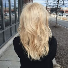 Bleach Hair Ideas For Short Hair, Light Bleached Hair, Whitish Blonde Hair, Medium Length Bleach Blonde Hair, Platinum Blonde Hair Natural, Creamy Platinum Blonde Hair, Full Bleach Blonde Hair, Honey Platinum Blonde