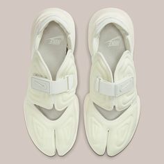 Nike Air Aqua Rift Split Toe Sail White Sandal Shoes Women Size 5 New CW7164-100 | eBay Nike Aqua Rift, Nike Rift, Womens Athletic Shoes, Bow Sneakers, White Sandals, Women Lifestyle, Puma Fierce Sneaker, Sport Sandals, S B