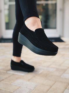 Women Platform Shoes, Walking Shoes Women, High Quality Shoes, Comfy Shoes, Mens Shoes Boots, Women's Flats, Stylish Shoes, Platform Sneakers, Work Shoes