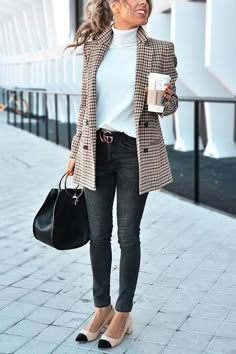 Geek Outfit, Trendy Winter Fashion, Fall Fashion Coats, Walking Down The Street, Outfit Chic, Blazer Outfit, Trendy Winter, Summer Work Outfits