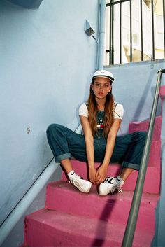 Photographer Lily Brown I like the contrast of the location onto the model. The colours give the image a story! Emily Bador, Model Pose, Top Jeans, Shooting Photo, How To Pose, 인물 사진, 가을 패션