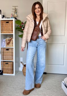 Classic Mini Ugg Boots Outfit, White Oxford Shirt, Lunch Outfit, Wide Leg Jeans Outfit, Winter Outfits Aesthetic, Jeans Outfit Winter, Perfect Fall Outfit, Winter Outfits Cold, Jeans Outfit Women