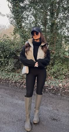 Tall Rubber Boots Outfit, Dressing Like A 26 Year Old, Scoop Neck Shirt Outfits, Divine Femine Outfits, Midsize Outfits Size 10, Chic Thrift Outfits, Chic Fall Fashion 2023, Colorado In February Outfits, Washington Dc Aesthetic Outfit Winter