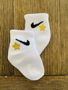 Nike toddler ankle socks with a gold star patch design.  Authentic Nike socks for boys and girls.  Gold star patch attached by hand.  Machine wash cold or by hand is recommended.  Size available: 6-12 months Star Socks, Nike Girl, Nike Star, Socks Nike, Boys Socks, Nike Socks, Nike Boy, Nikes Girl, Nike Kids