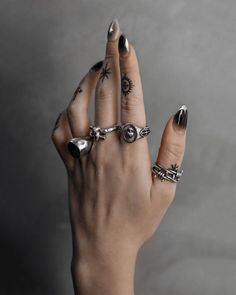 Silver Jewelry Edgy, Grunge Rings Silver, Nails And Silver Rings, Silver Goth Rings, Hand Rings Silver, Etah Love Jewelry, Goth Aesthetic Jewelry, Masculine Rings For Women, Rings Ideas How To Wear