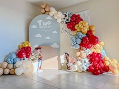 balloons are arranged in the shape of an arch