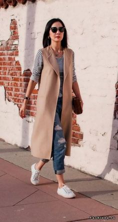 Coats Street Style, Sleeveless Coat Outfit, Long Vest Outfits For Women, Sleeveless Blazer Outfit, Overcoat Woman, Long Vest Outfit, Vest Outfits For Women, Tan Vest, Spring Months