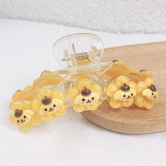 Adorable Sanrio Pompompurin Claw Clip With Yellow Flowers Inventory #2 Pompompurin Accessories, Pompompurin Items, Pompompurin Stimboard, Pompompurin Merch, Sanrio Yellow, Sanrio Pompompurin, Pom Purin, Sanrio Accessories, Hello Kit