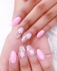 Simple Pale Pink Nails, Round Nails Flower Design, Daisy Nails Pink, Pink Nails White Flowers, Pink Flowers Nails, Pale Pink Nails With Flowers, White Spring Nails, Pink Acrylic Nails With Daisys, Light Pink Acrylic Nails With Flower