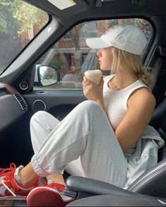 Skandinavian Fashion, Looks Party, Woman Sitting, 인물 사진, Comfy Outfits, Cute Casual Outfits, Everyday Outfits