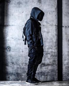 Techwear Cyberpunk, Poses Manga, Urban Samurai, Techwear Jacket, Techwear Streetwear, 90s Urban Fashion, Fashion Catwalk, Tech Wear Fashion, Urban Wear Women