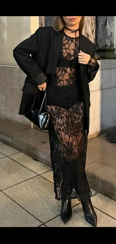 Edgy Lace Outfit, Paris Outfit Night Out, Lace Dress Winter Outfit, Lace Dress Leather Jacket, Lace Grunge Outfit, Winter Night Party Outfit, Lace Black Skirt Outfit, Glam Black Outfit, Casual Gala Outfit