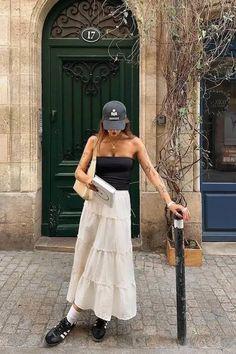 White Tiered Skirt Outfit, White Flowy Skirt Outfit, White Long Skirt Outfit, Tiered Maxi Skirt Outfit, Long Skirt Outfit Ideas, Tiered Skirt Outfit, Maxi Skirt Outfit Ideas, Flowy Skirt Outfit, White Tiered Skirt