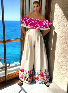 Modern Mexican Clothing, Anthropology Fashion, Mexican Fashion Modern, Mexican Clothing Style, Mexican Traditional Clothing, South American Style, Mexican Skirt, Mexican Graduation, Pants Embroidery