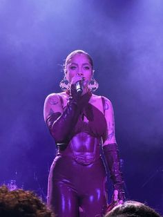 Kiana Ledé, in purple lighting, singing into a microphone surrounded by clouds of stage smoke Kiana Lede, Fav Celebs, Aesthetic Pictures