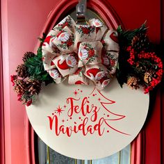 a red door with a white sign that says feli navidad