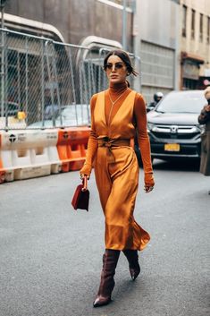 Slip Dress Street Style, Rok Midi, Sandal Tali, Chique Outfit, Outfit Essentials, New York Street Style, Street Dress, Stil Boho, Moda Paris