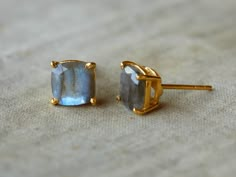 Pearl Cocktail Ring, Blue Gemstone Earrings, Classic Dresses, Alexandrite Ring, Labradorite Earrings, Labradorite Jewelry, Sparkly Things, Earring Ideas, Stone Work