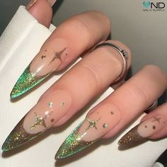 Christmas Trendy Nails, Green New Years Nails, Festive Nails Indian, Wicked Nails Musical, Holiday Nails Designs, Green Nails Christmas, Cool Christmas Nails, Nail Designs New Years, Luxurious Nails