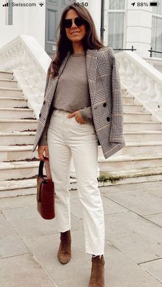 Plaid Blazer Work Outfit, Plaid Blazer Fall Outfit, White Jean Autumn Outfit, 2023 Everyday Fashion, White Pants Autumn Outfit, Cream Jeans Fall Outfit, White Jeans Outfit Fall 2024, Ecru Blazer Outfit, White Pants Outfit Autumn