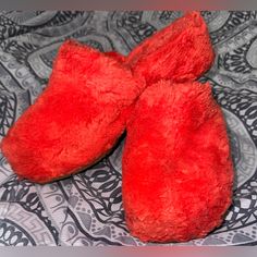 Introducing The Nwob Ugg Fuzz Sugar Clog! This Vibrant Red Slipper Is Crafted With Fluffy Sheepskin To Keep Your Feet Cozy And Warm. The Closed Toe Design And Clog Style Make It Easy To Slide On And Off, While The Polyester Upper Material Ensures Durability. With A Uk Shoe Size Of 6, Us Shoe Size Of 8, And Eu Shoe Size Of 39, These Slippers Are Perfect For Women Who Value Both Comfort And Style. The Ugg Brand Is Well-Known For Its Quality Products, And The Fuzz Sugar Model Is No Exception. Get R Winter Clogs, New Uggs, Ugg Scuffette, Clog Style, Ugg Tasman Slippers, Red Slippers, Women Platform Sandals, Shearling Slippers, Black Uggs