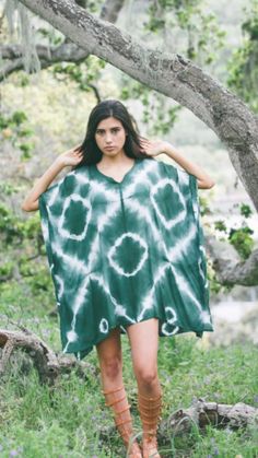 Shibori Clothing, Mode Batik, Shibori Dress, Tie Dye Techniques, Green Tie Dye, Tie Dye Fabric, Tie Dye Diy